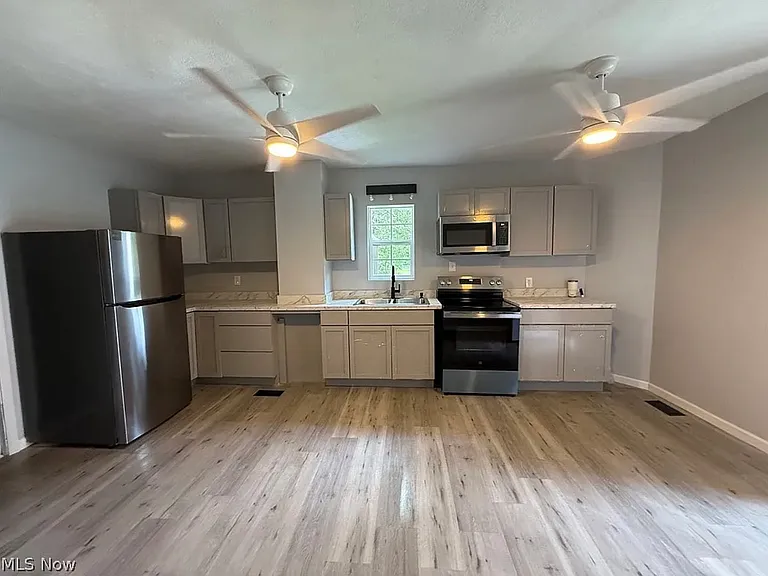 414 Harbor St #414 — Photo 1
