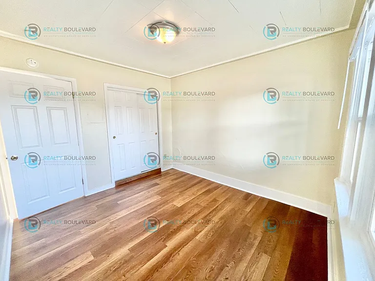722 E 7th St — Photo 6