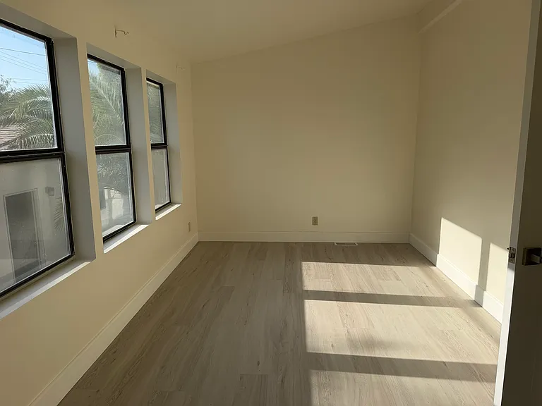 10411 Glory Ave — Photo 3