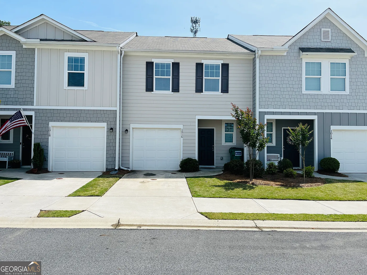3 bed, 2.5 bath, 1420 sqft, $1,499 — Photo 1
