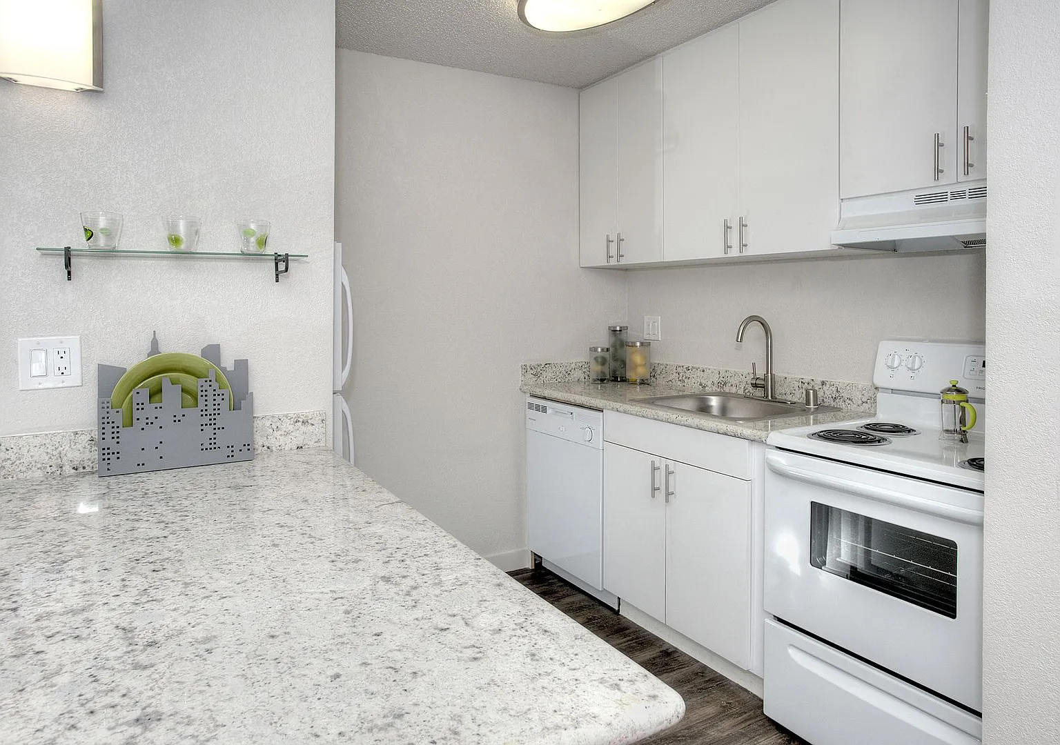 Twelve55 University Apartments — Photo 1