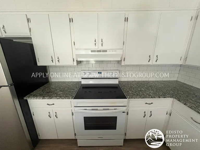 982-996 Hampton Dr NW — Photo 8