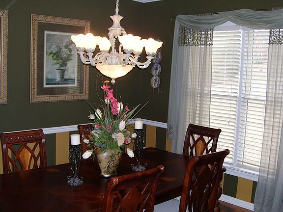 Formal dining room, 13x11 with hardwood flooring.