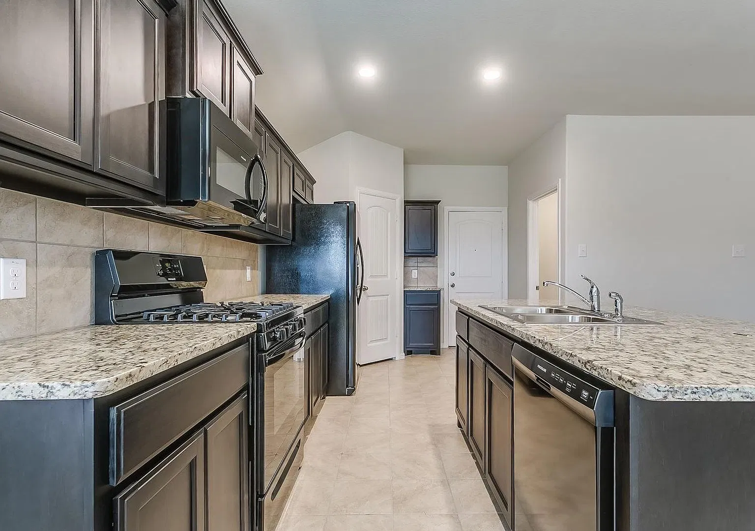 Beautifully Renovated 4 Bed 2 Bath - Immediate Move In Must See — Photo 4
