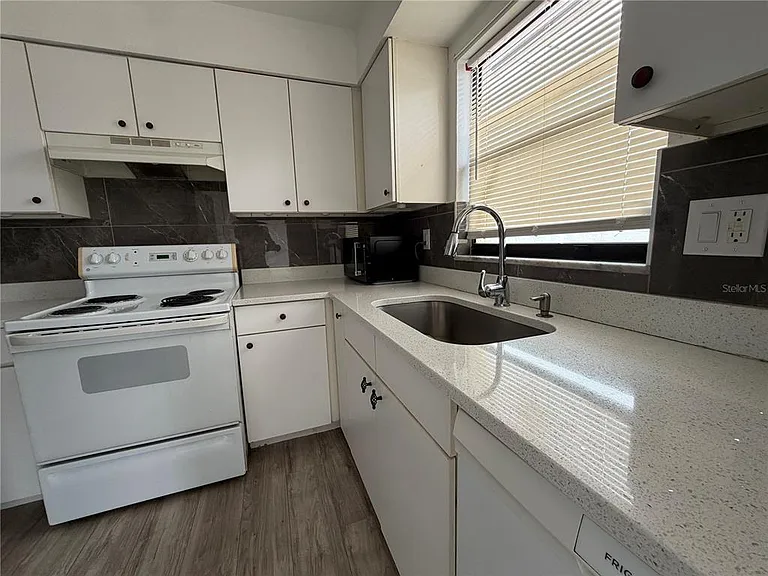 1767 Valencia Ave — Photo 8