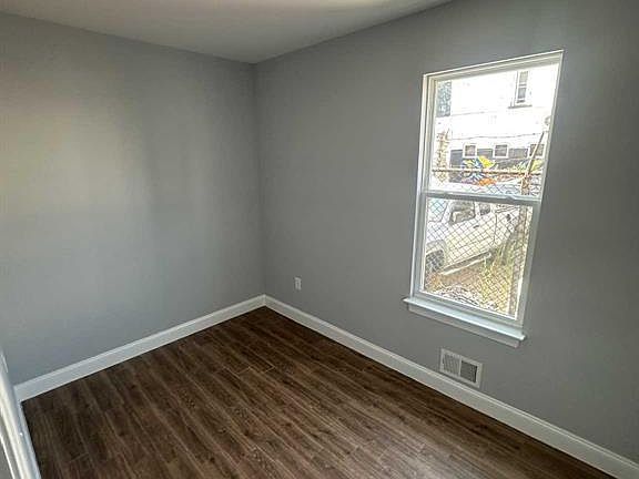 4th image of 195 Ridge St 197
