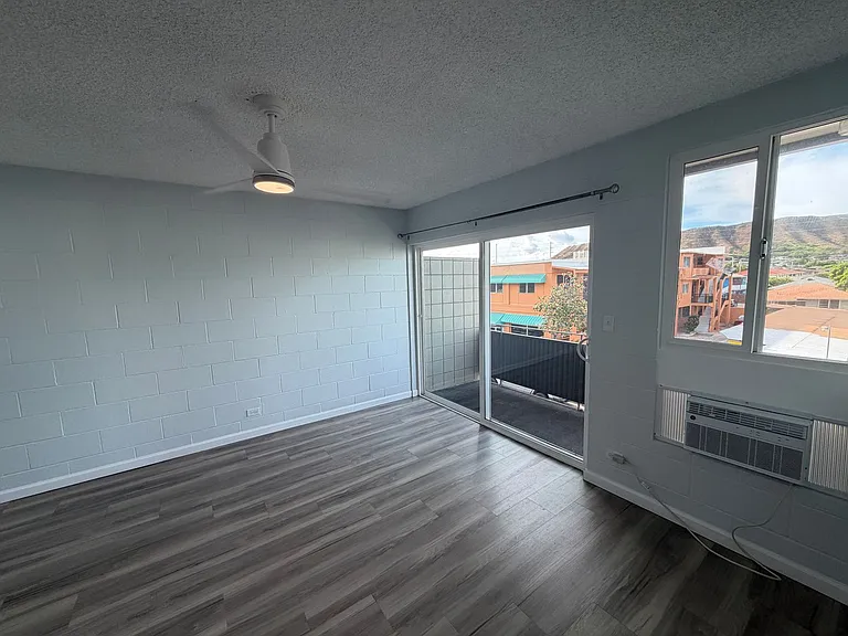 3140 Castle St — Photo 2