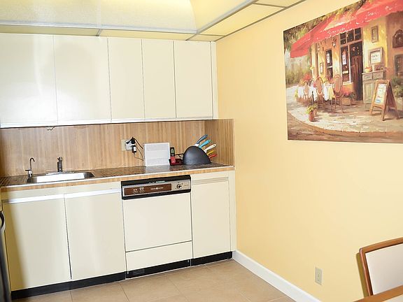 3rd image of 2500 Parkview Dr APT 1919