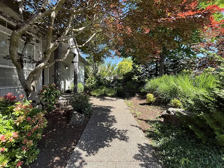 224 NW Sundown Way — Photo 3