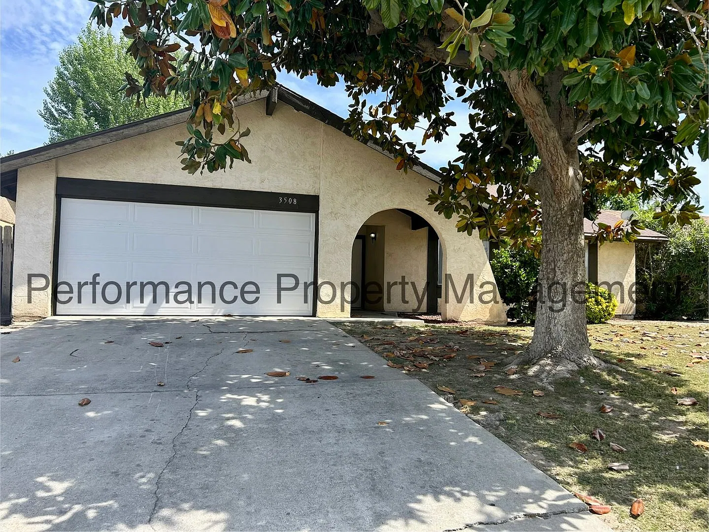 Newly Remodeled 4 Bed/2 Bath SW Bakersfield Home w/ RBP & Security Deposit Alternative — Photo 2