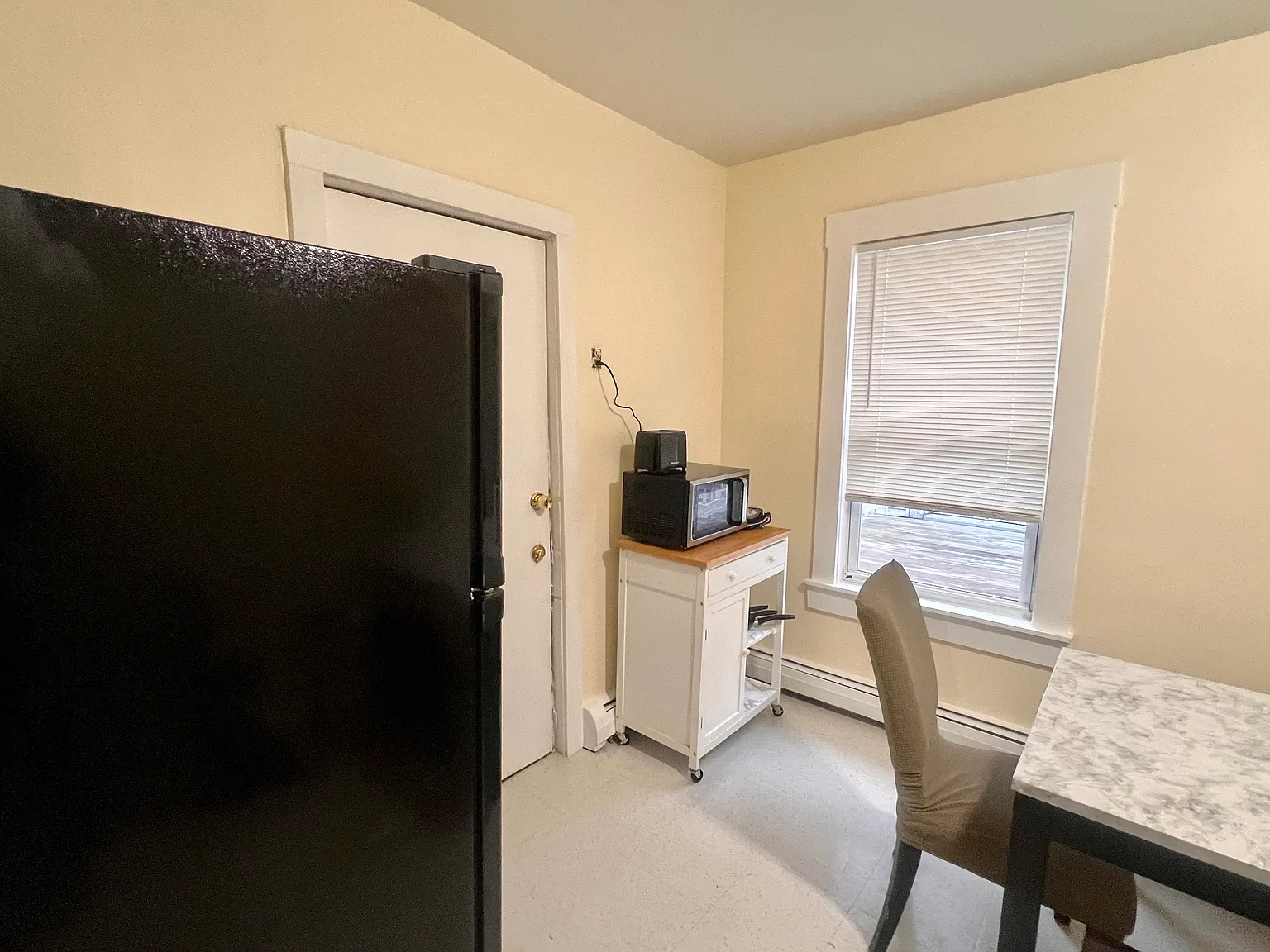 3 bed, 1000 sqft, $2,500 — Photo 2