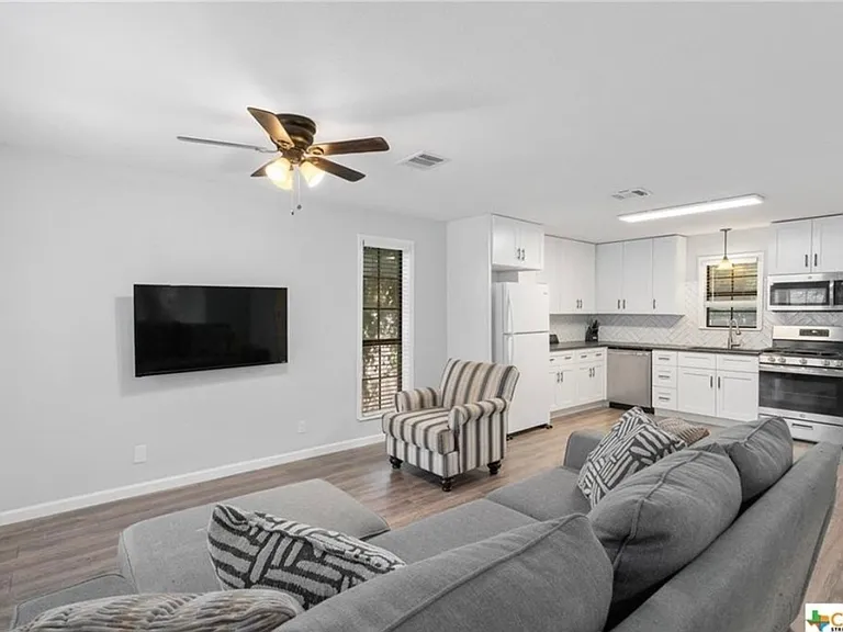 610 Vernon St — Photo 2