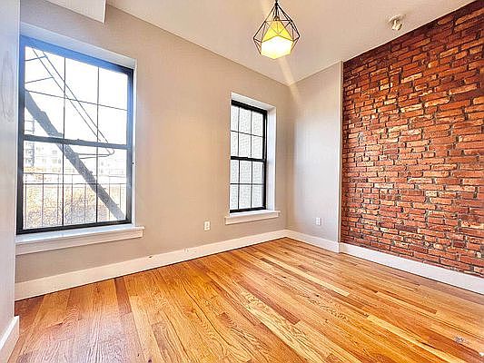 3rd image of 995 Pacific St #3