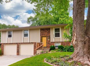 2724 S Trenchard Dr, Independence, MO 64057