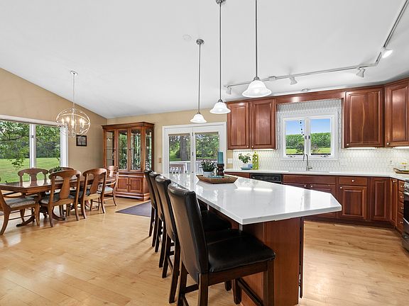 2nd image of 805 Amber Ln