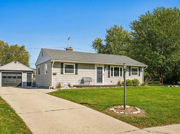 256 Ivy PLACE, West Bend, WI 53095