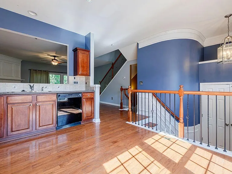 1372 Thornborough Dr — Photo 5