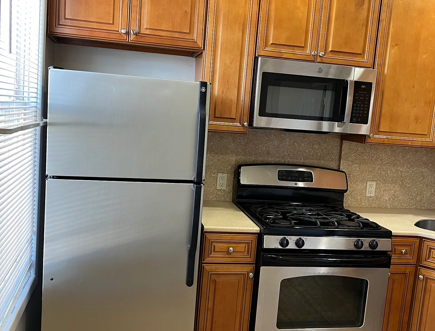 3 bed, 1000 sqft, $2,750 — Photo 3