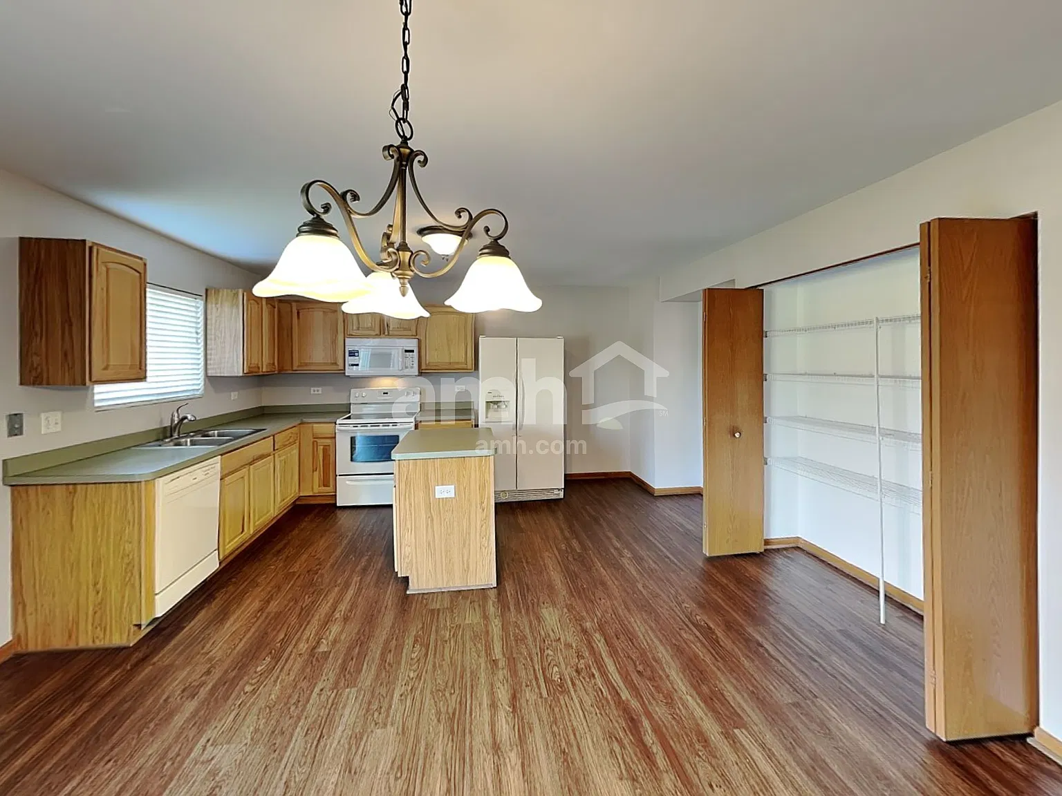3 bed, 2.5 bath, 2117 sqft, $3,155 — Photo 3