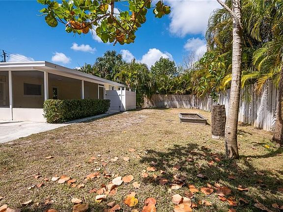 3rd image of 4592 NE Lorraine Cir