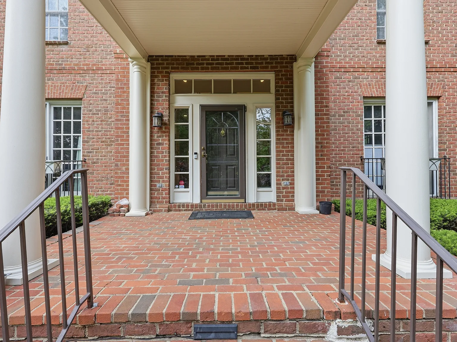 4 bed, 5.5 bath, 7600 sqft, $6,995 — Photo 2