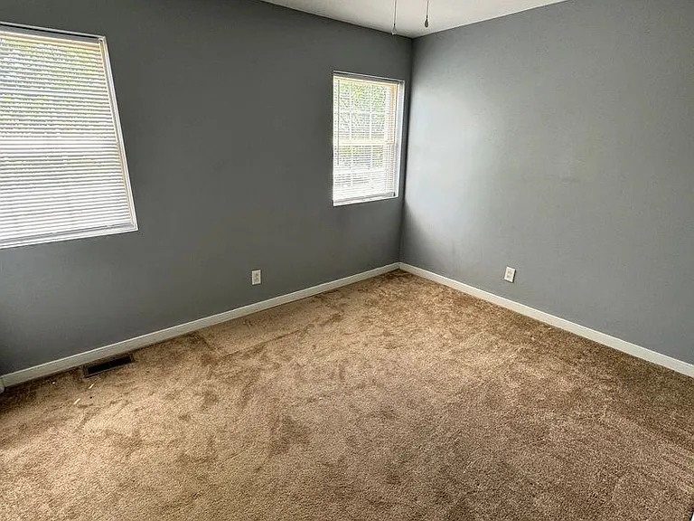 1009 W Graham Rd — Photo 10