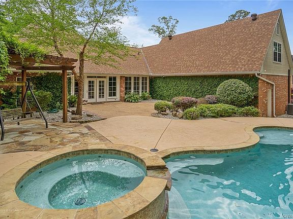 2nd image of 1018 N Pointe Cir