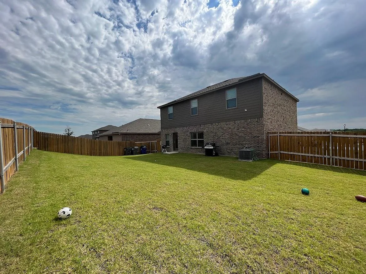4 bed, 2586 sqft, $2,350 — Photo 2