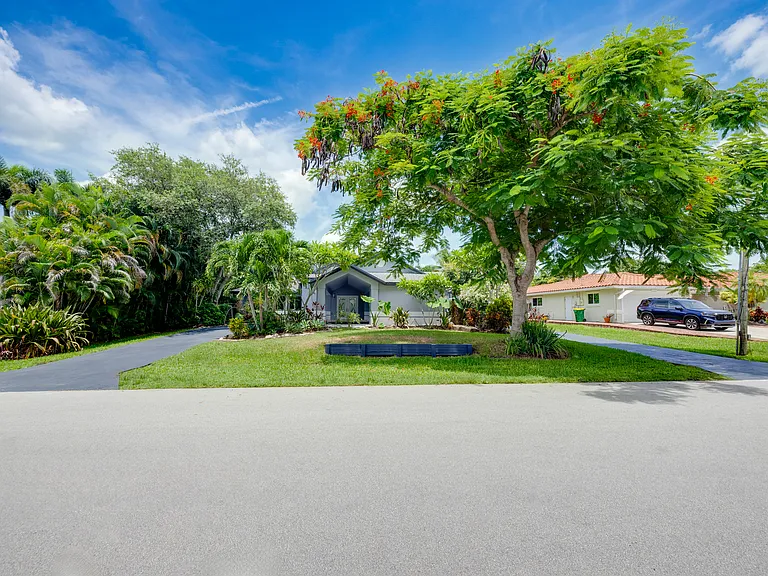Plantation Acres courtyard pool home