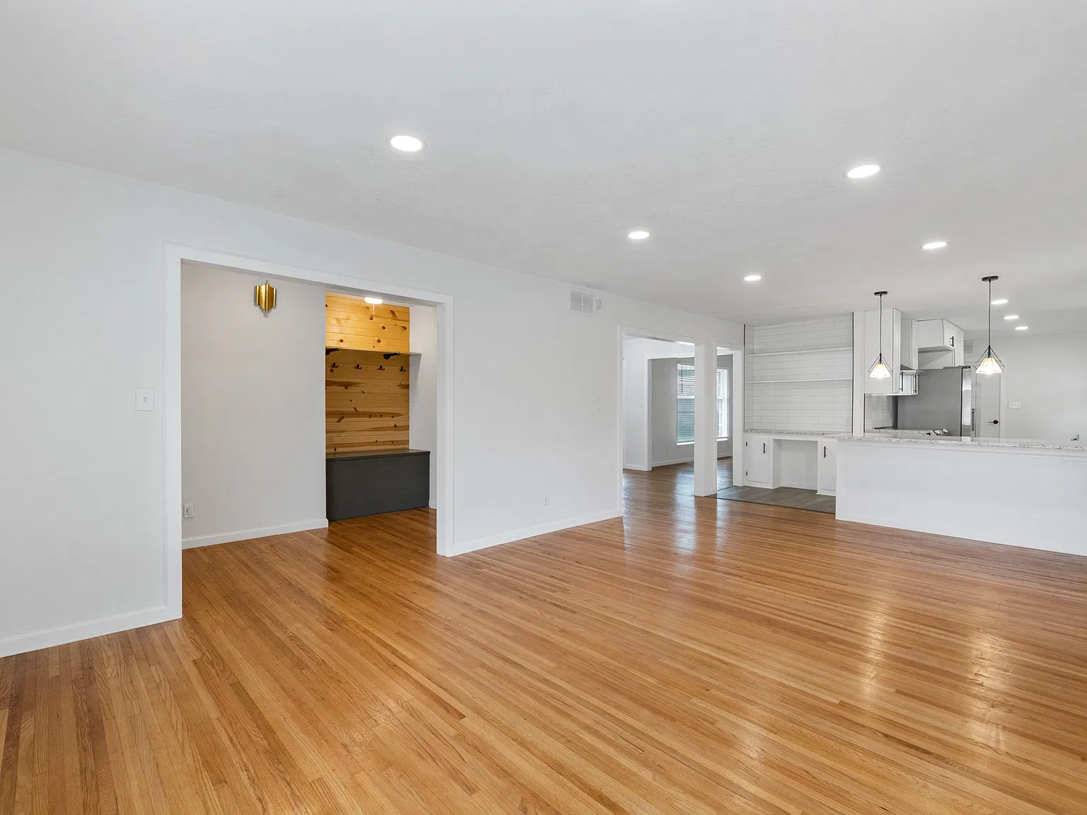 3 bed, 2006 sqft, $2,095 — Photo 2