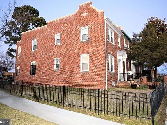 Fenced-in private yard shared with just two apartments. One of the biggest yards in the neighborhood. Great for pets, gardeners, or BBQs!