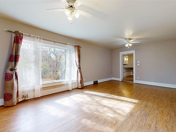 5th image of 130 Maple Avenue N