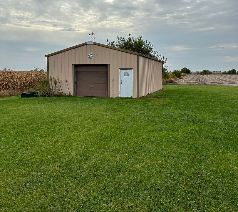2nd image of 946 N 33rd Rd