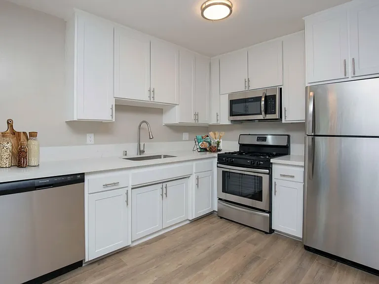 The Capri Apartments — Photo 8