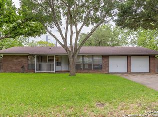 222 Cloudmont Dr, Windcrest, TX 78239