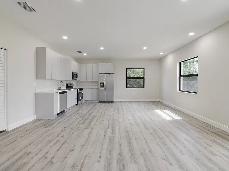 488 Lillon Ave S — Photo 25