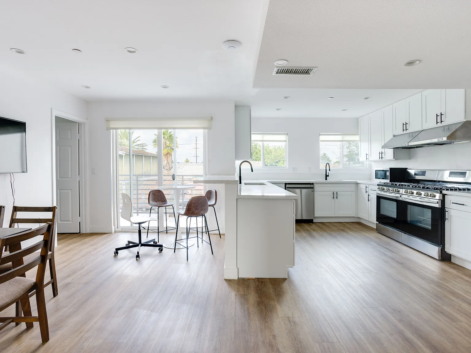 1620 W 35th Pl — Photo 1
