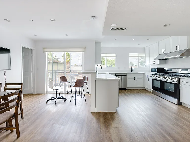 1651 W 37th Pl — Photo 15