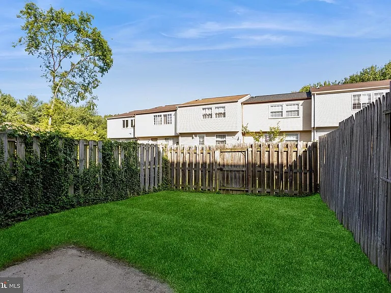 8 Tatler Pl — Photo 44