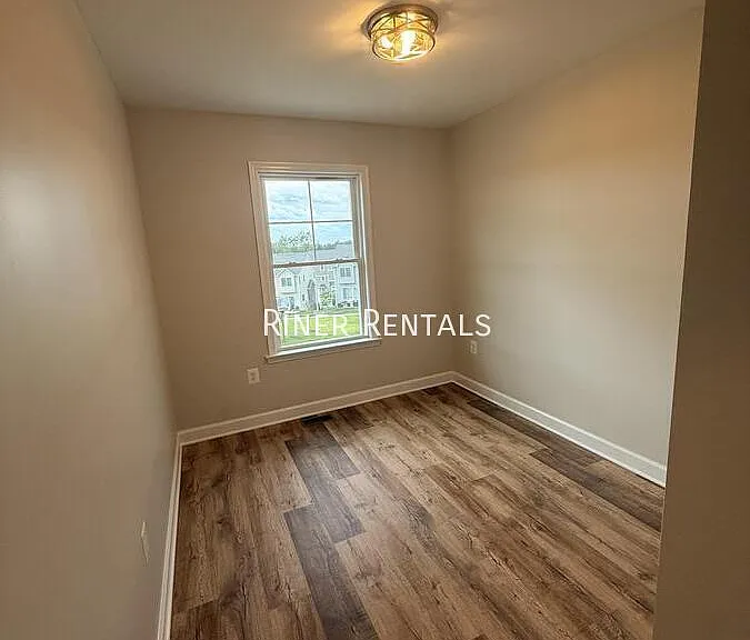 1327 Derby Dr — Photo 12