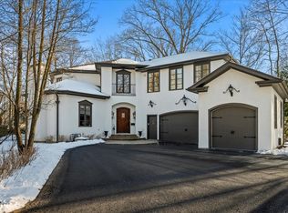 697 Bluff Rd, Lake Bluff, IL 60044