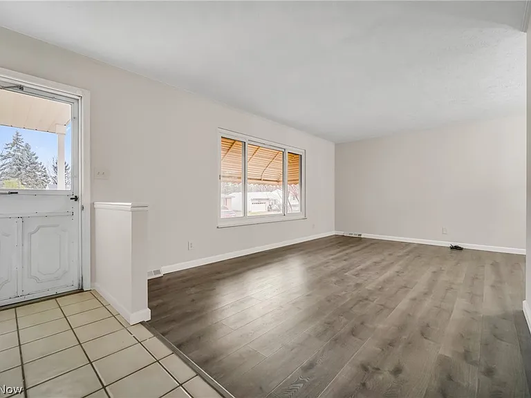 15067 Rochelle Dr — Photo 2