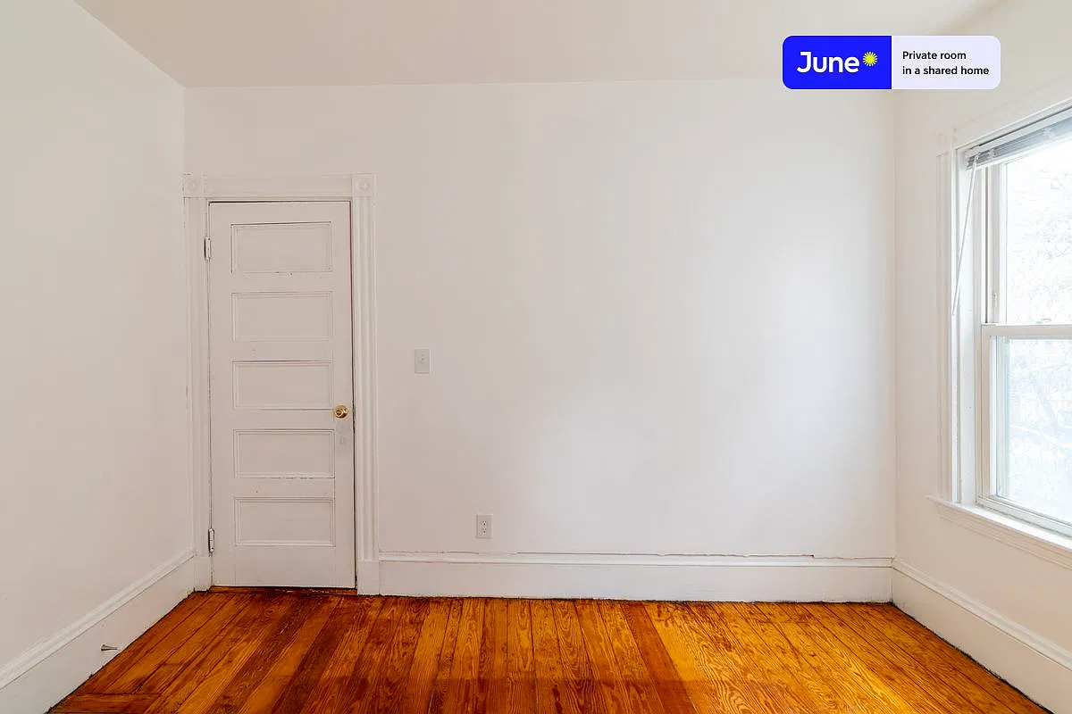 Queen bedroom in 4 bed/1 bath home in JFK/UMass #1751 B — Photo 3