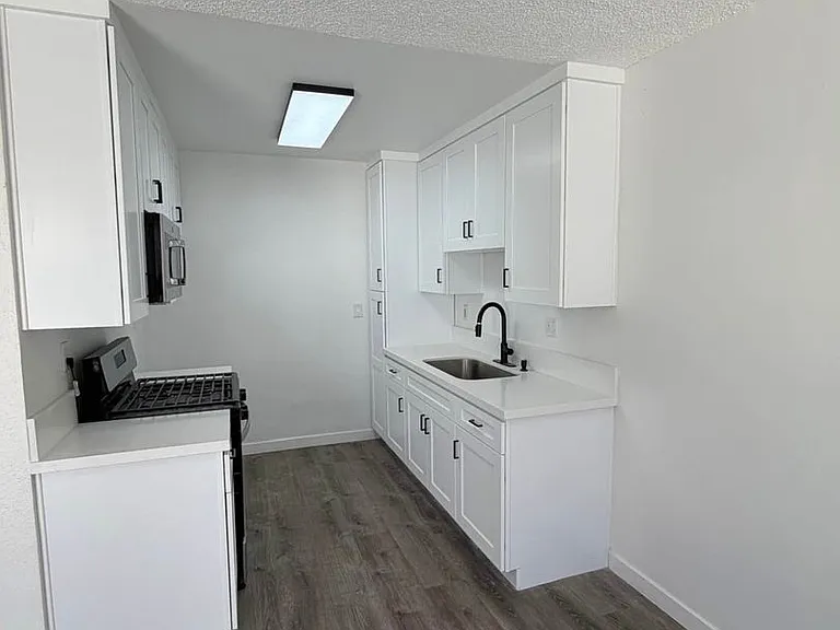 1340 Edgewood Way — Photo 2