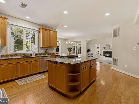 5th image of 8302 Wolftrap Rd