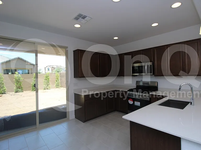 9432 W Roma Ave — Photo 4
