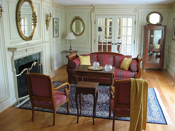 Living Room w/gas fireplace