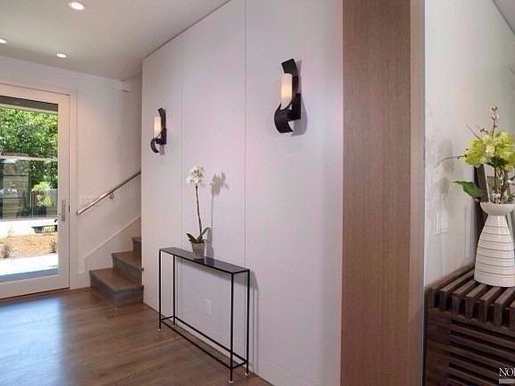 3rd image of 31 Chanticleer Ave