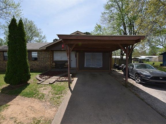 3rd image of 1006 W Hickory St