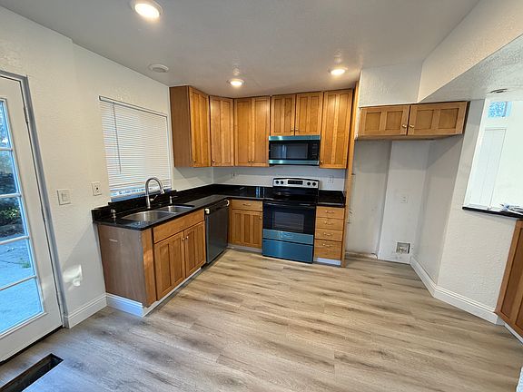 4th image of 249 Bridgewater Cir